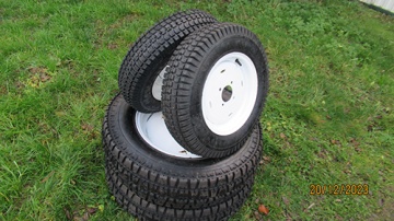 Kit  ruote giardinaggio bianche 12-18"- pneumatici posterioie stretti - Hinomoto : C174
Iseki : Sial/Hunter 16s, Sial/Hunter 20s, TF15, TM, TM15, TM17, TM217, TM3200, TU150, TU155, TU157, TU160, TU165, TU167, TU1500, TU1600, TU PP, TX155, TX1500, TX1510, TX2160
Kubota : A175, A195, Aste, B1-15, B1-16, B72, B1500, B1502, GB15, GB16(F), GB150, GB155, GB170, GB175
Massey Ferguson : MF1215, MF1220, MF1225
Yanmar : A116, YM1510
Zen-Noh : ZB1500, ZB1502
